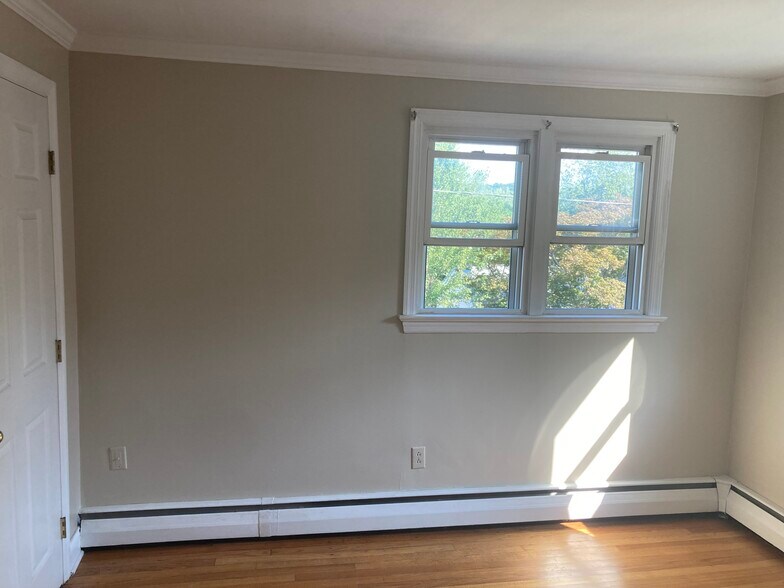 Building Photo - 152 Dalton St