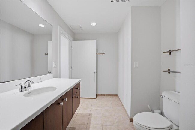 Building Photo - 1208 E Kennedy Blvd