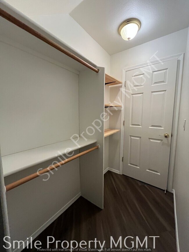 Building Photo - single house