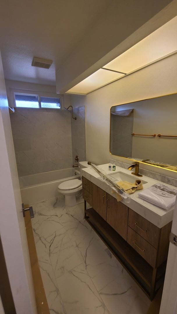 Building Photo - Amazing 4 Bedroom Home with Pool across from Cowls Mt