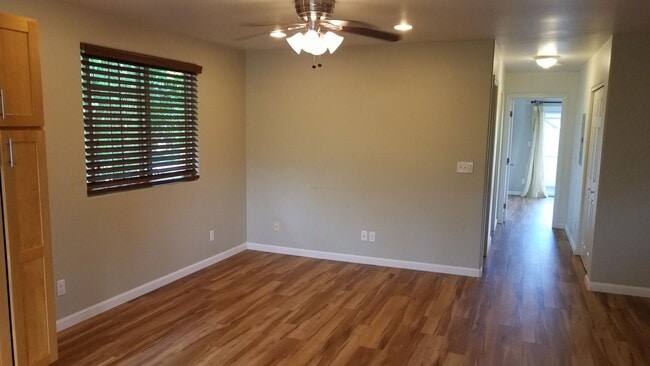Building Photo - Pet Friendly. W&D. Great Location. 2 Parki...