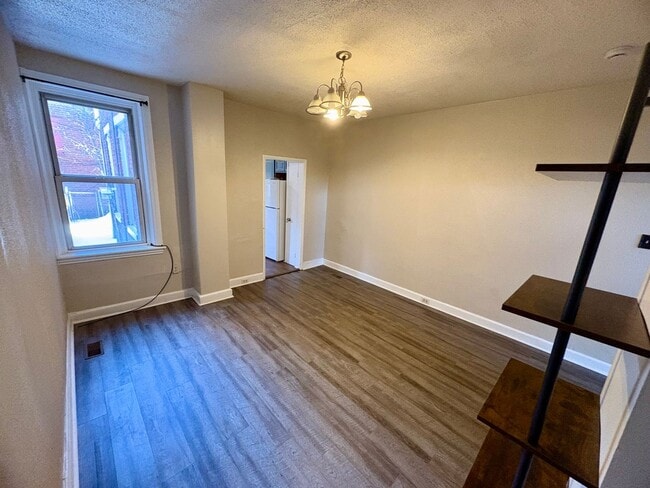 Building Photo - 3 Bedroom 1 Bathroom in Harrisburg!