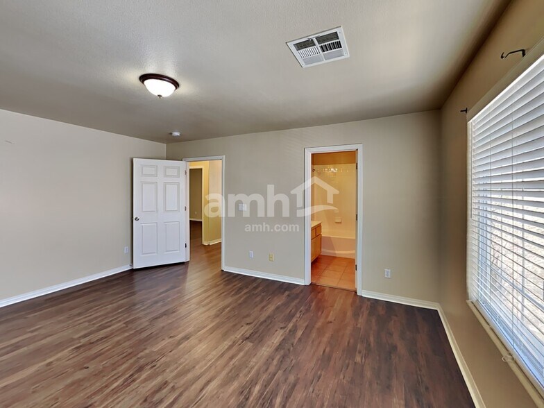 Building Photo - 7269 Vinca Rd