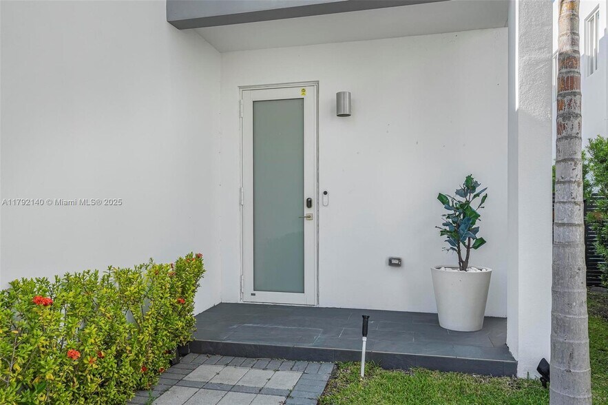 Building Photo - 10373 NW 68th Ter