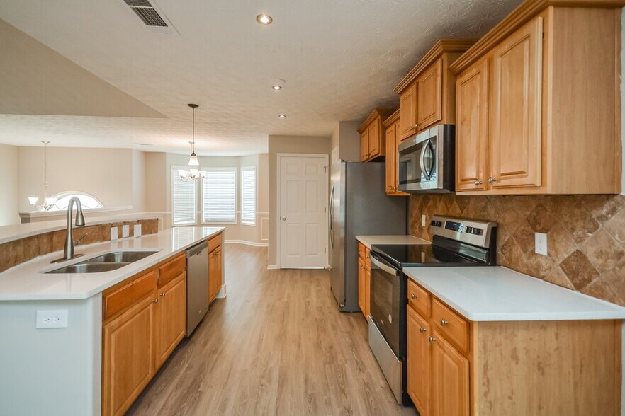 Building Photo - 195 Trelawney Dr