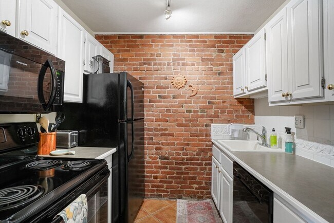 Building Photo - 315 Beacon St