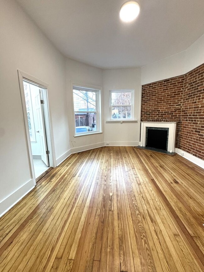 Building Photo - Centrally Located Renovated Large 1BR/1BA in Historic Dupont Circle Row House
