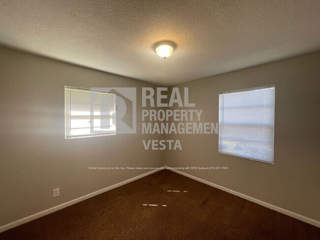 Building Photo - Three Bedroom House in South Macon
