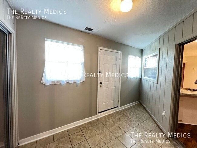 Building Photo - 203 Fernwood St