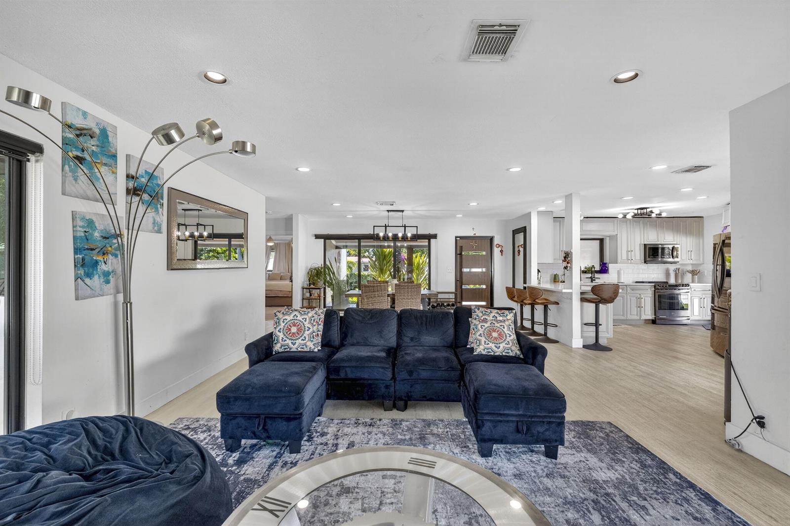 Building Photo - 2601 NE 8th Ct