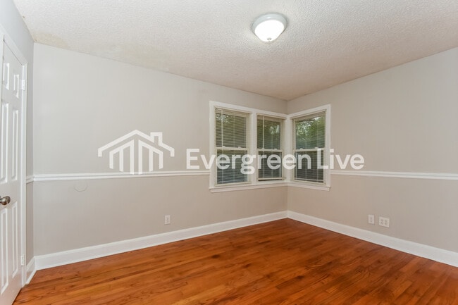 Building Photo - 568 Rainbow Cir