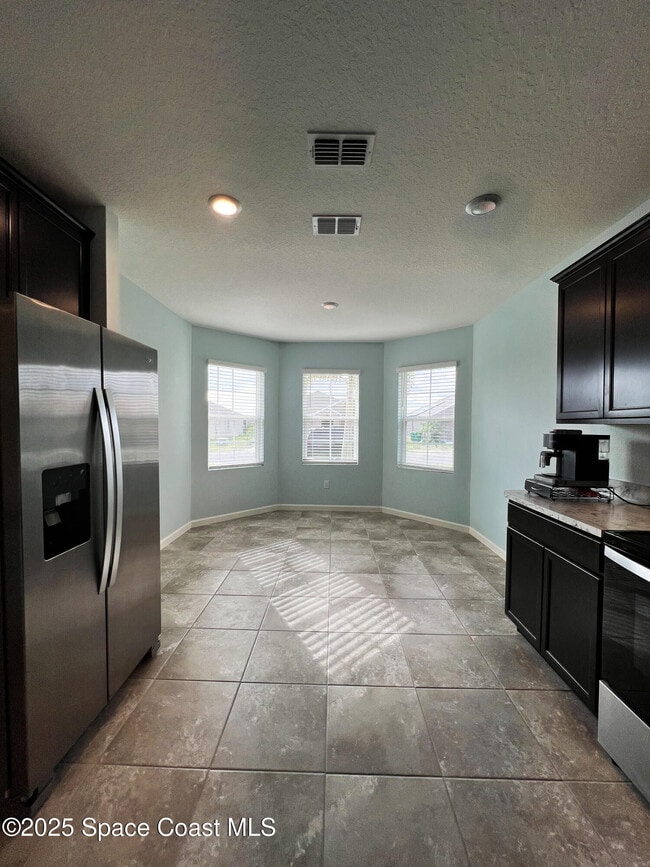 Building Photo - 590 Sorrento Dr