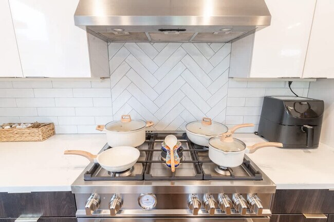 Building Photo - 5177 NE 14th Pl