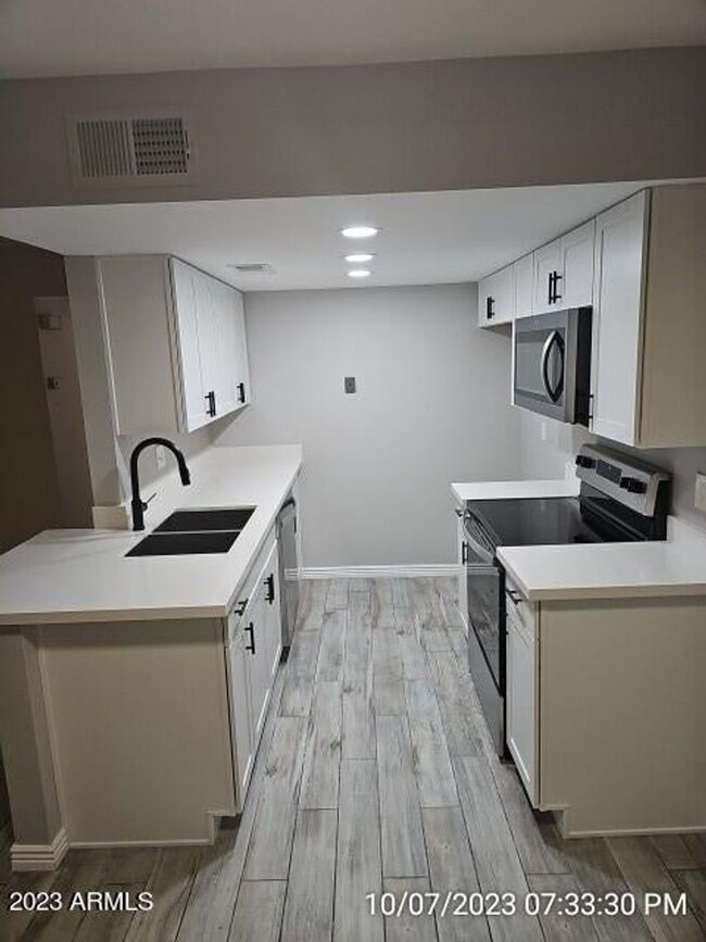 Building Photo - Absolutely Stunning Remodeled 2 Bedroom Co...