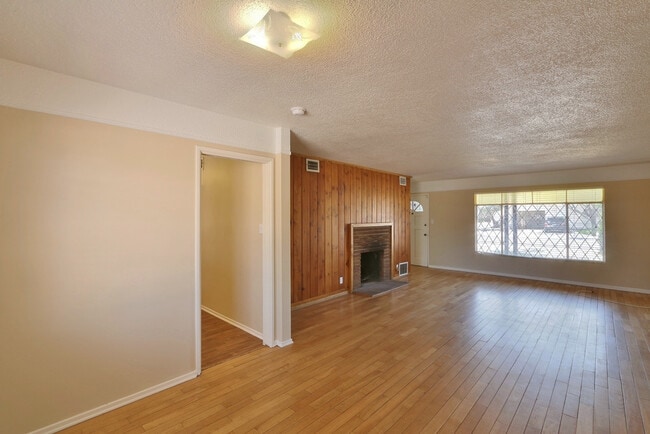 Building Photo - Spacious 3Bed/2Bath, 1-Story Ranch Home lo...