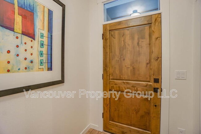 Building Photo - 737 SE 38th St