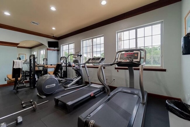 Building Photo - 1700 Crestwood Ct S