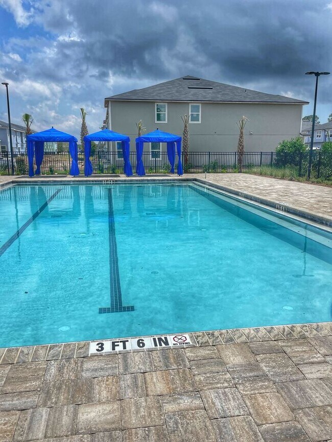 Building Photo - NEW Lower Rental Rate Leasing Special: Mar...