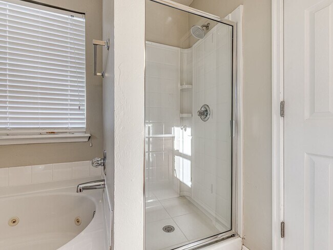 Building Photo - Updated home in Edmond + 3 bed + 2 bath