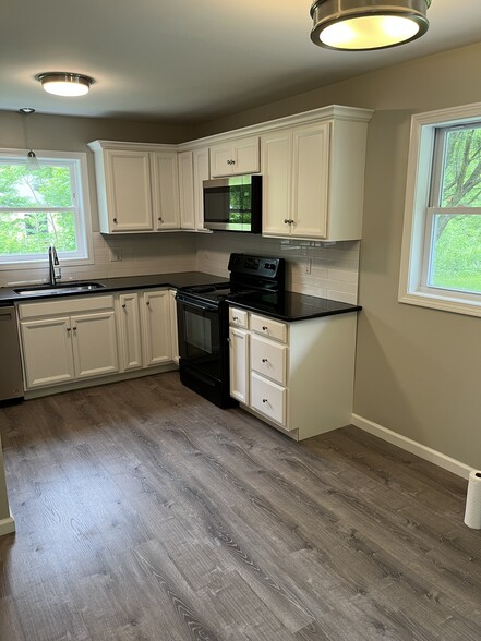 kitchen - 4 Charles Ln