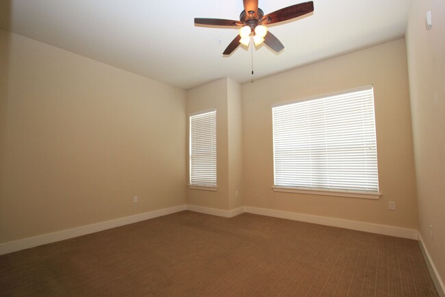 Building Photo - Gorgeous Corner Unit DTC Condo