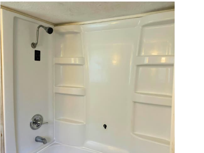 Building Photo - Large and Sunny 3 Bed 1 Bath Home Availabl...