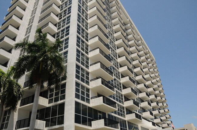 Building Photo - 525 N Ocean Blvd