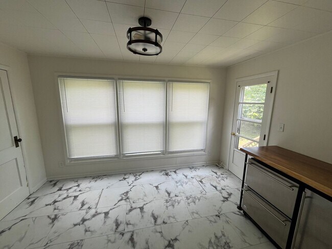 Building Photo - 1005 E Wylie St