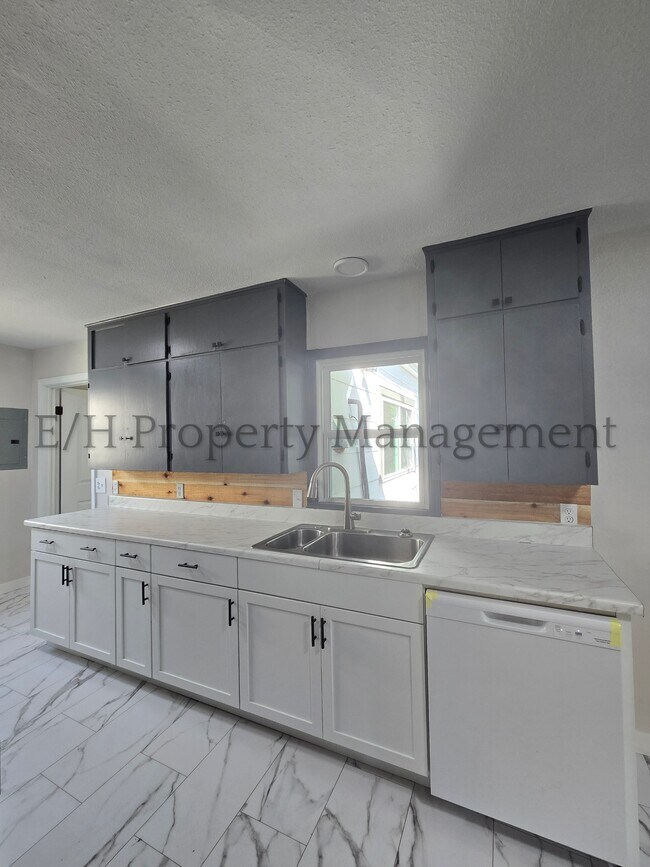 Building Photo - 828 S Pershing St