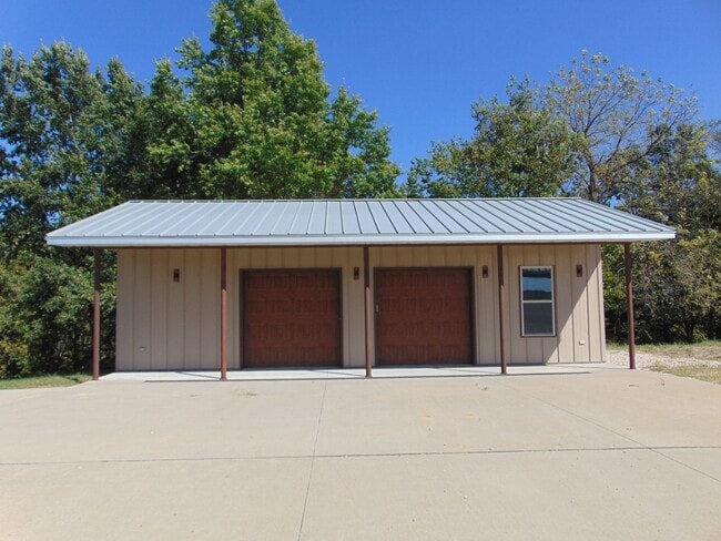 Building Photo - Majestic 3 Bed Mid MO Ranch!