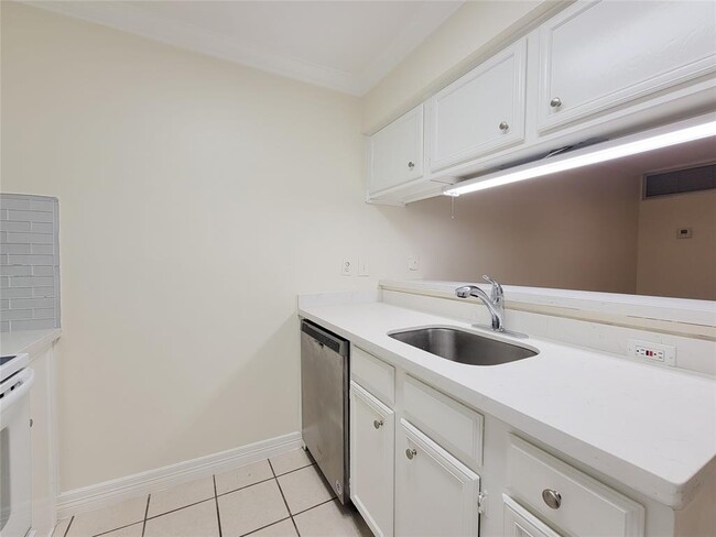 Building Photo - 1601 S Shepherd Dr