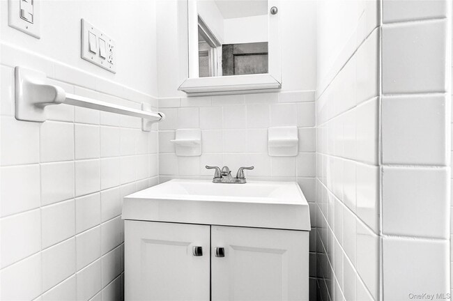 Building Photo - 5 Seymour Pl