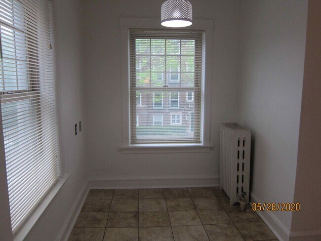 Building Photo - Available October 2025- Gorgeous, Sunny 1 ...