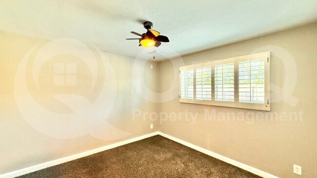 Building Photo - 2502 E Sahuaro Dr