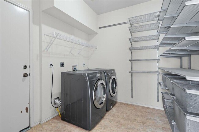 Building Photo - 633 Fairway