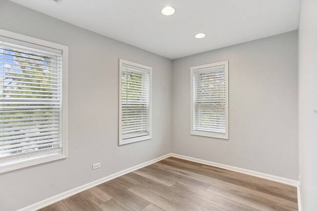 Building Photo - 3227 S Wells St