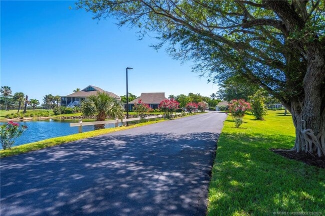 Building Photo - 331 Golfview Cir