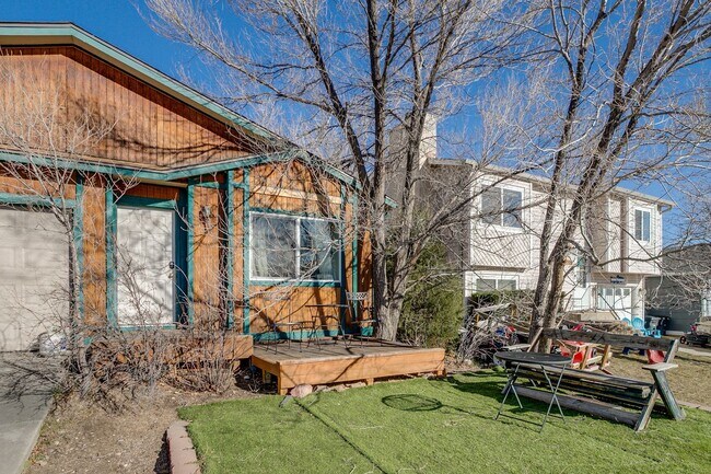 Building Photo - Huge room in a large shared home, private bathroom, great neighborhood, friendly roommates!