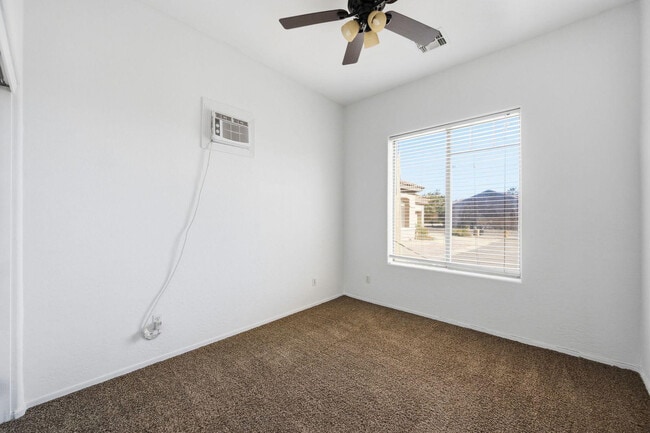 Building Photo - 906 E Sheffield Ave