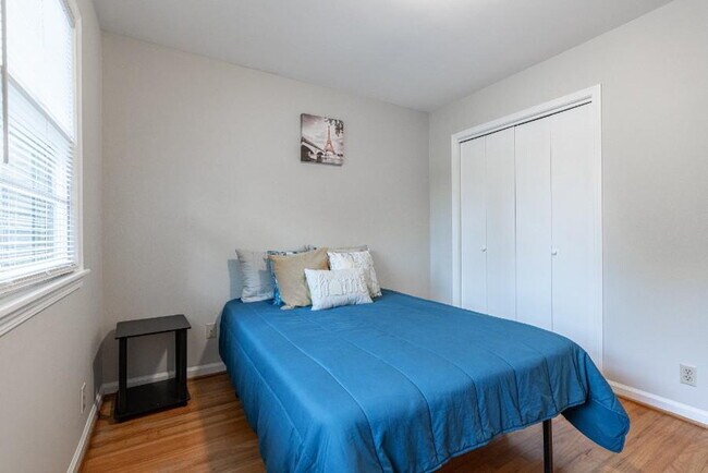 Building Photo - THE KNOLLVIEW | Spacious updated home just a 5-minute walk to bus 186, offering convenient and co...