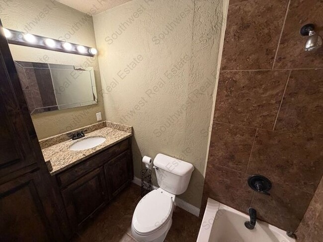 Building Photo - Spacious 3 bedroom 2 bath home