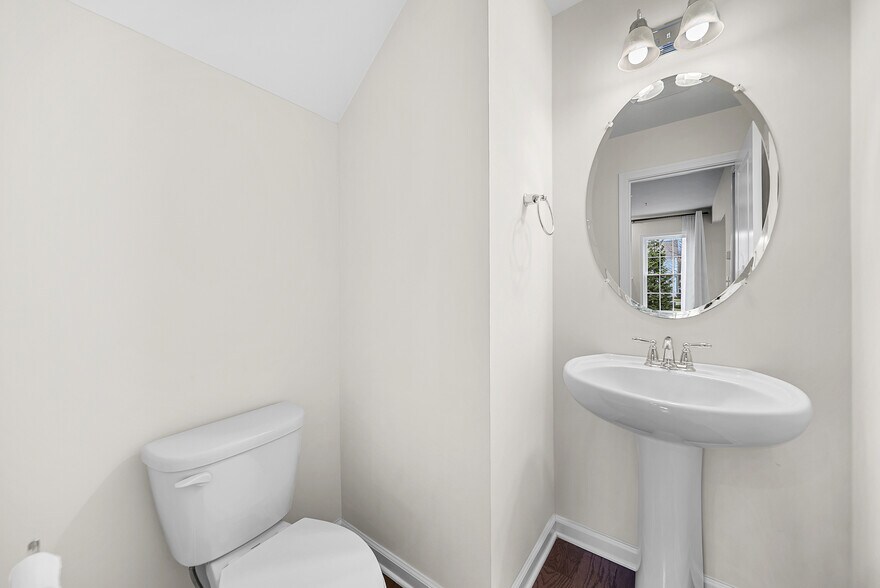 Building Photo - 5 Chestnut Crk