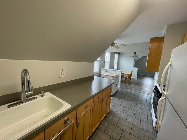 Building Photo - 108 Concord St