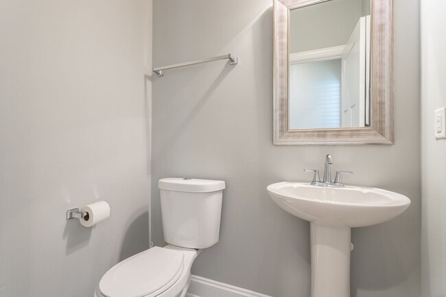 Building Photo - Stunning 3BD, 2.5BA Downtown Raleigh Home with a Fenced Yard