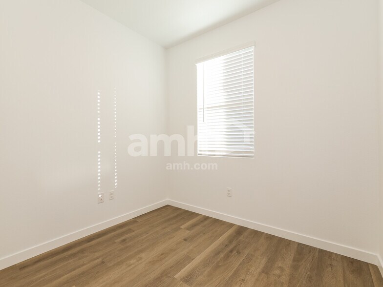 Building Photo - 2348 Devin Ave