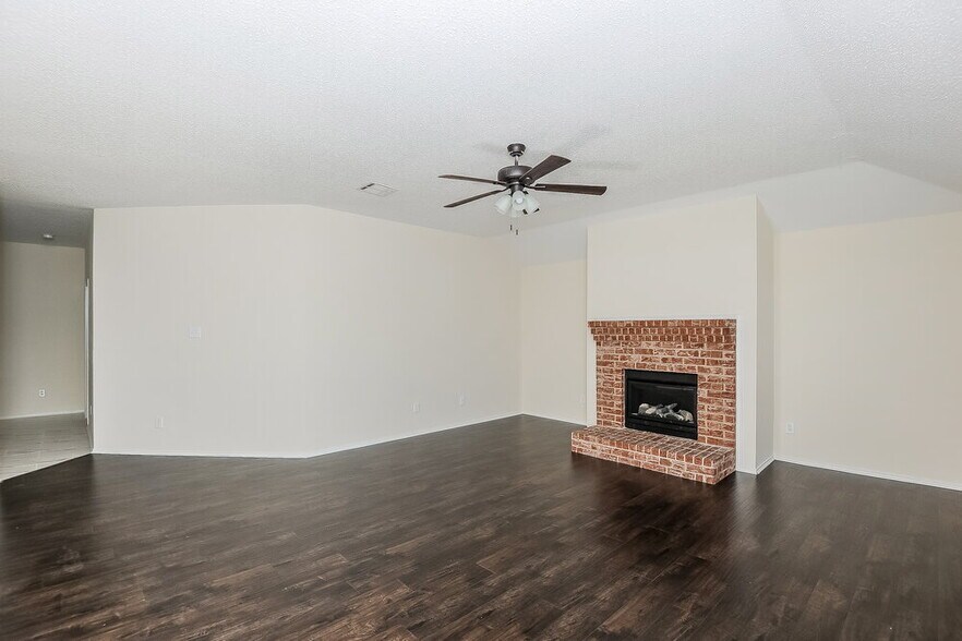 Building Photo - 720 Duke Dr