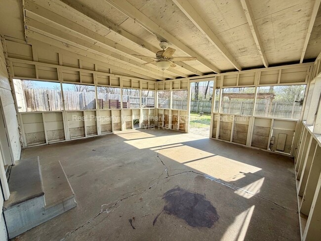 Building Photo - 904 Hillside Dr