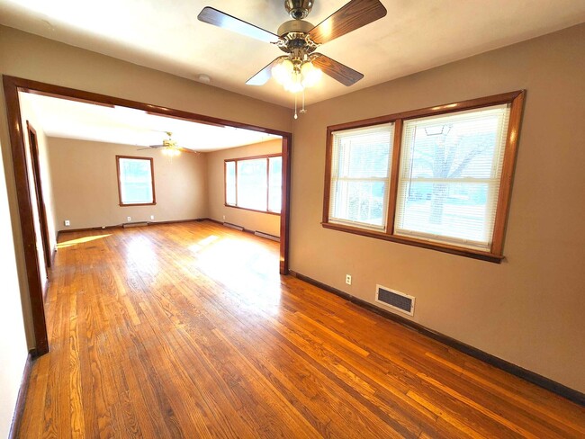 Building Photo - Easy access to Shopping and Highways!