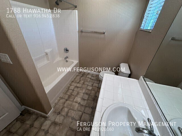Building Photo - 1788 Hiawatha Dr