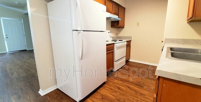 Building Photo - 425 Pine Crescent Way